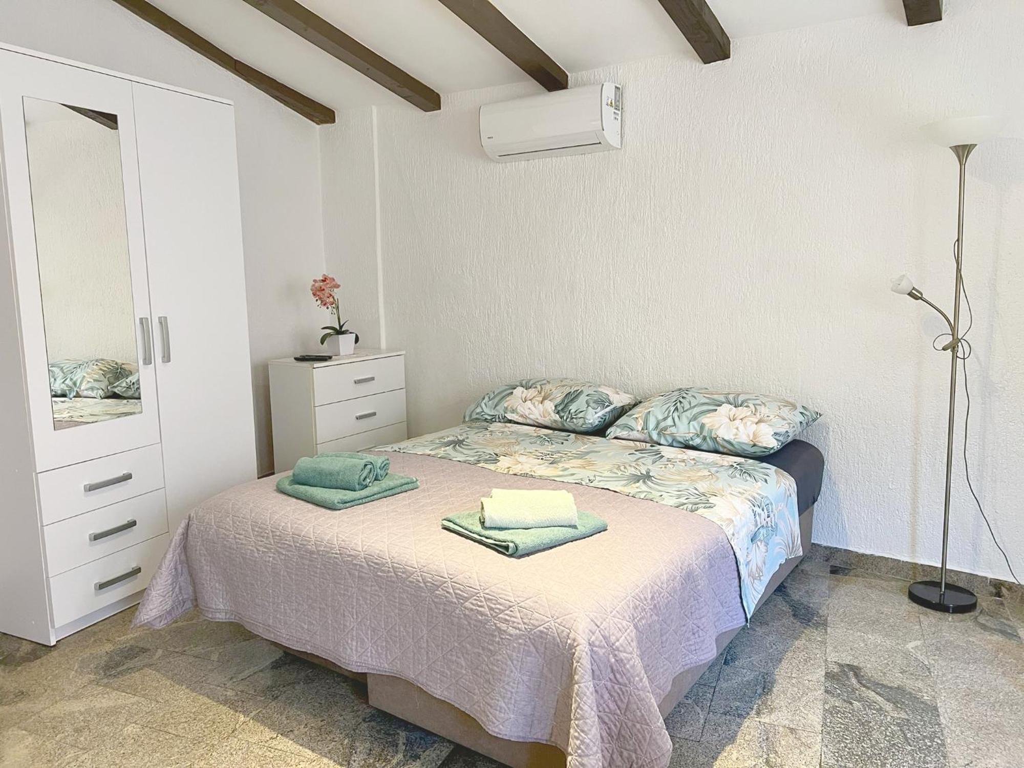 Apartments Ares ロヴィニ エクステリア 写真