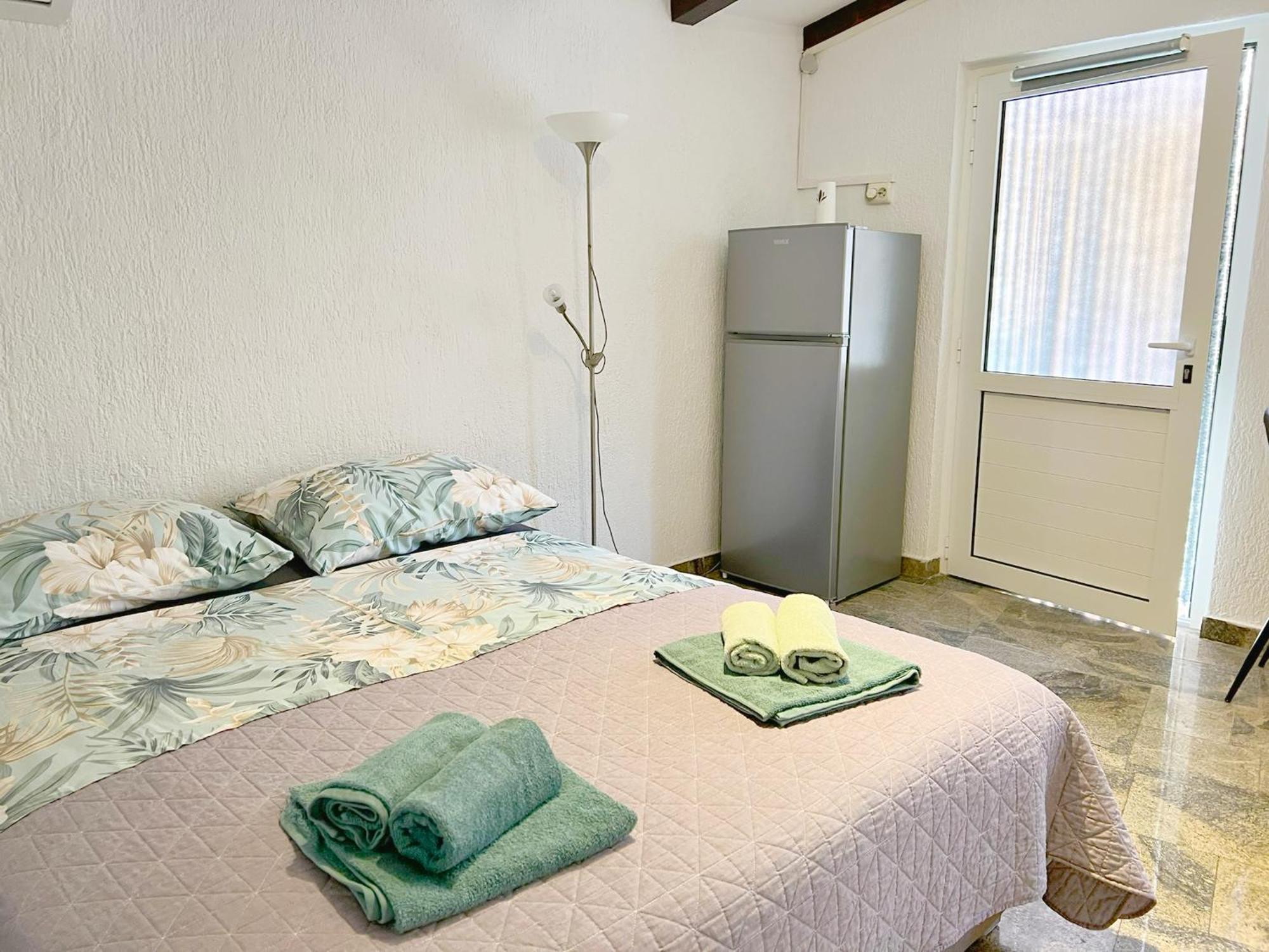 Apartments Ares ロヴィニ エクステリア 写真