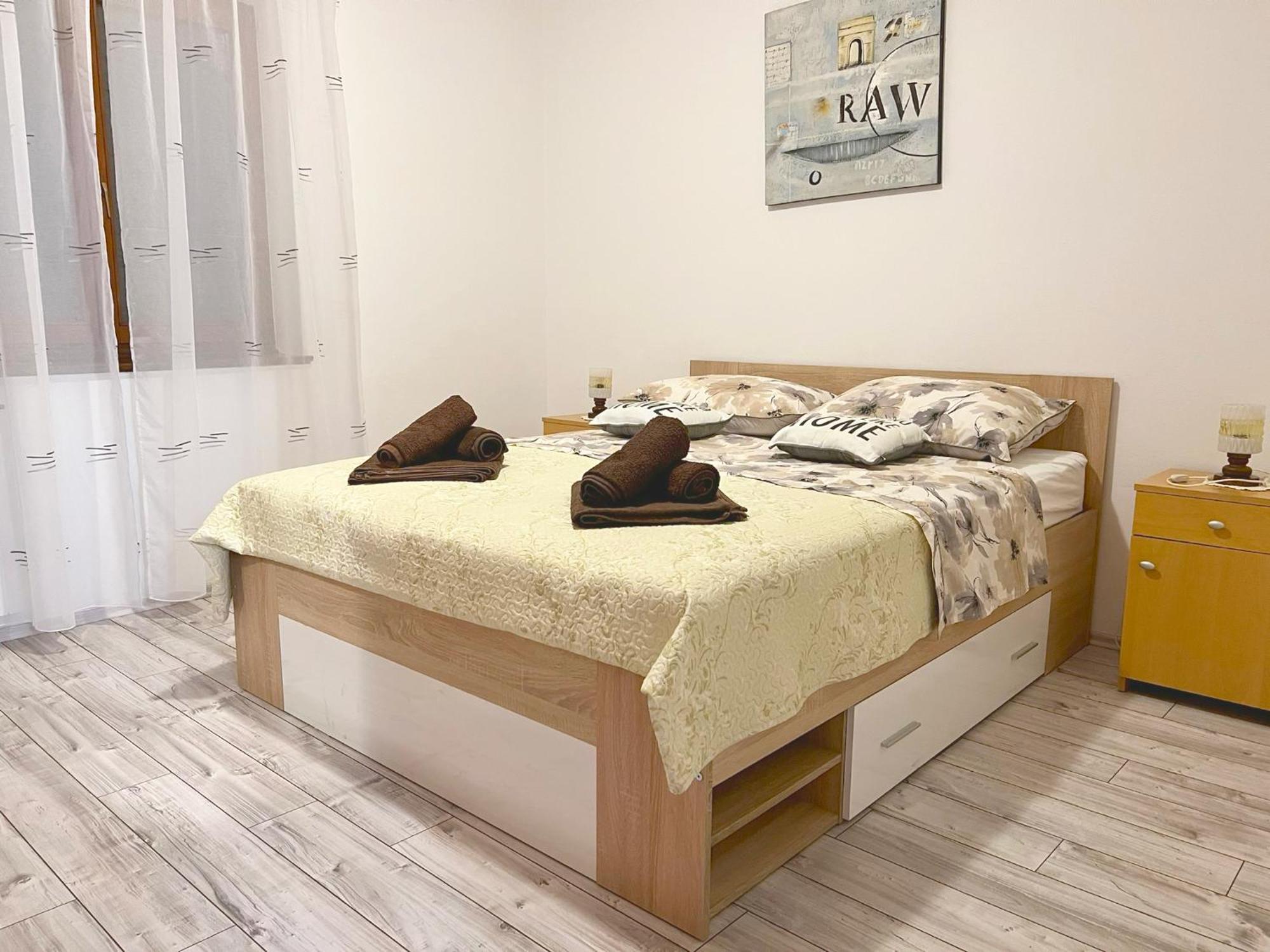 Apartments Ares ロヴィニ エクステリア 写真