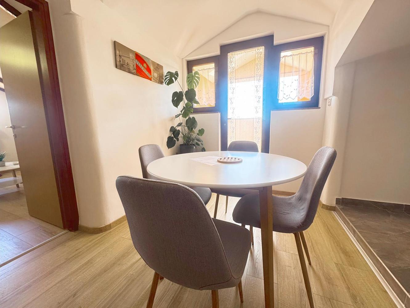 Apartments Ares ロヴィニ エクステリア 写真